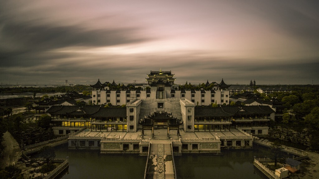 玩摄影后在网上学习詹姆斯老师的长曝光技术收获很大，5分多的曝光时间为三圣殿增添了神秘感。
