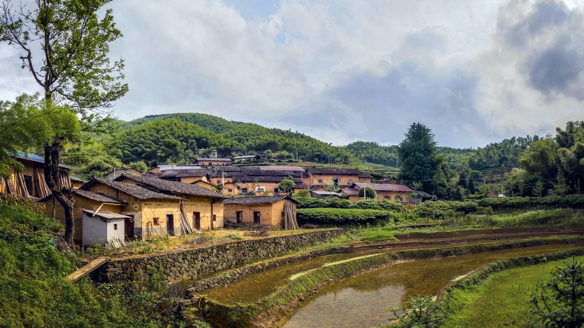 走进黄泥房部落