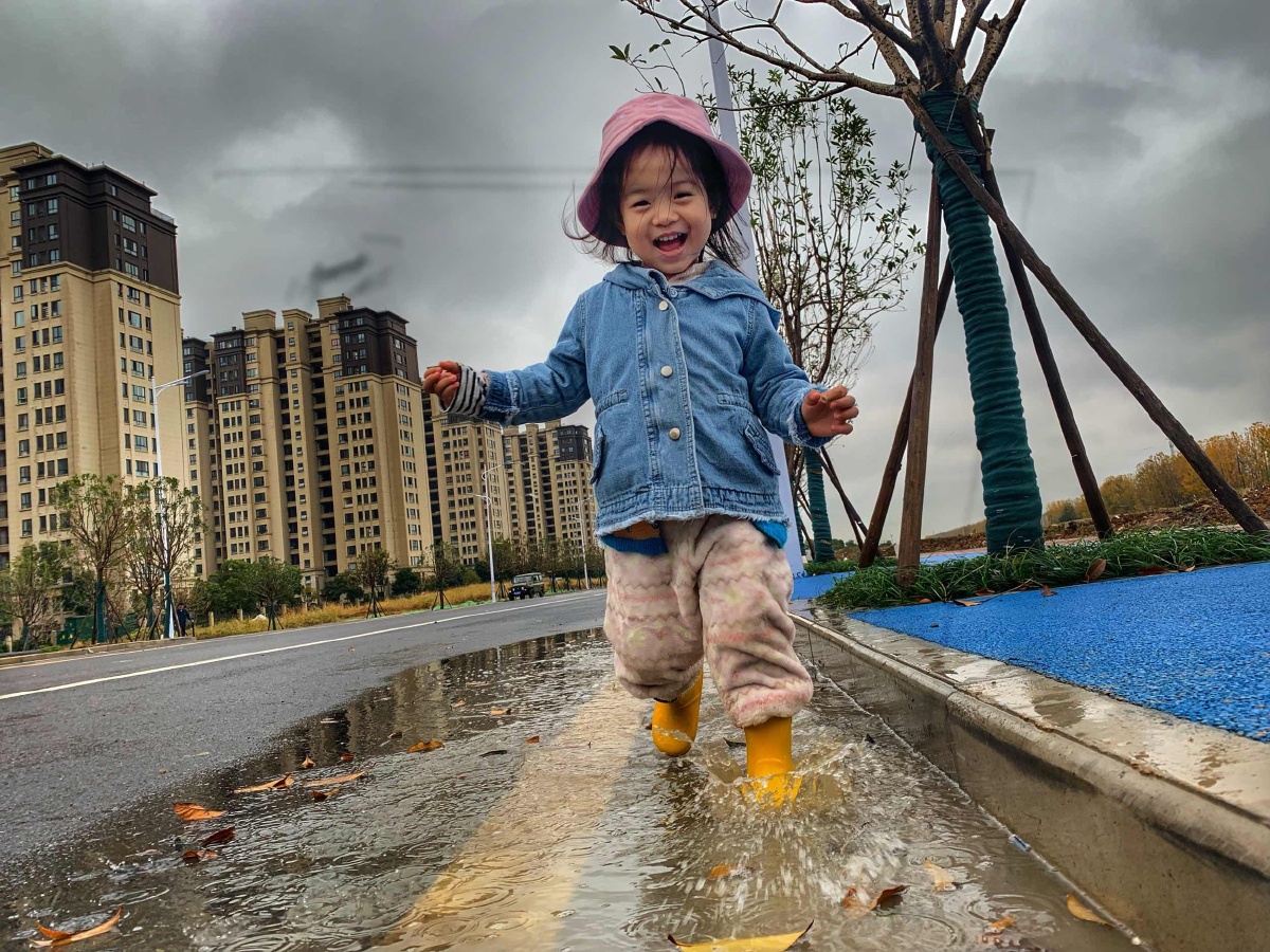 小猪佩琦喜欢踩水坑我也喜欢踩水坑童年快乐时光2018118拍摄于江宁区