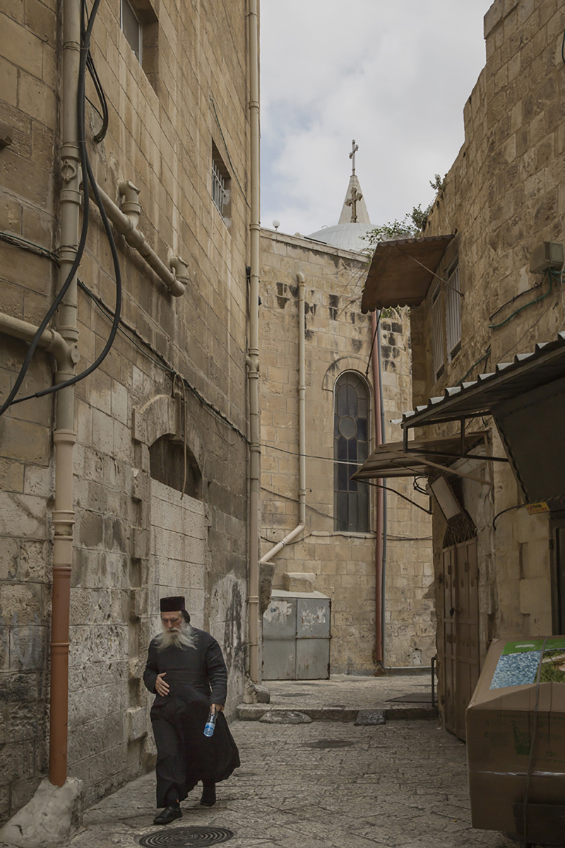 2015年6月11日，一名东正教神职人员匆匆走过耶路撒冷的小巷。