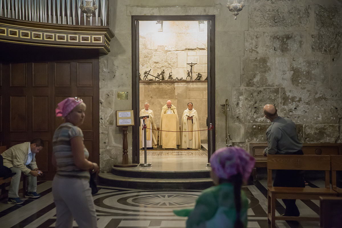 2015年6月11日，基督徒们在耶路撒冷圣墓大教堂里观看神职人员做弥撒。