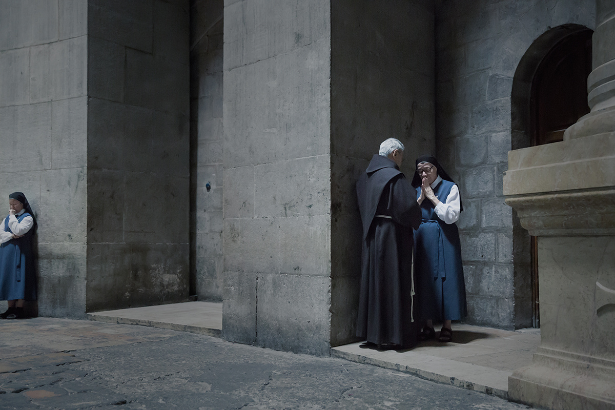 2015年6月12日，耶路撒冷圣墓大教堂里一名牧师正在开导修女。