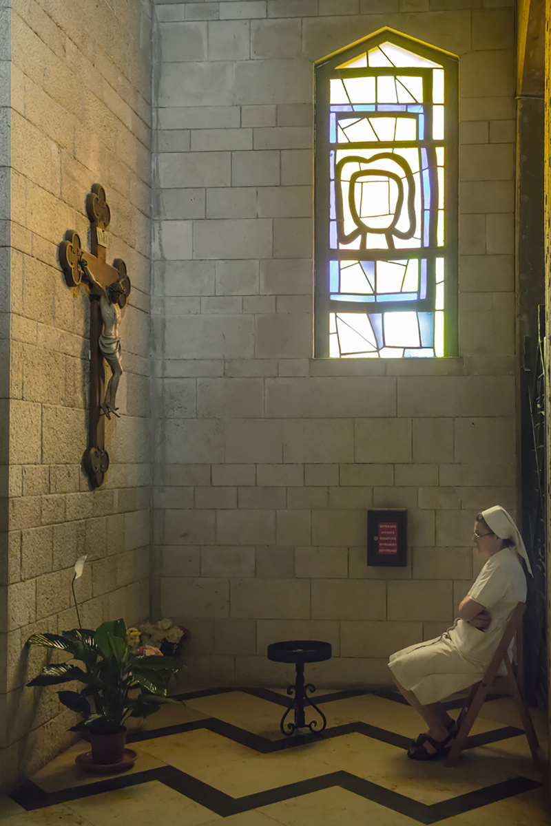 2015年6月15日，拿撒勒的天使报喜堂里，一名修女座在十字架前祈祷。