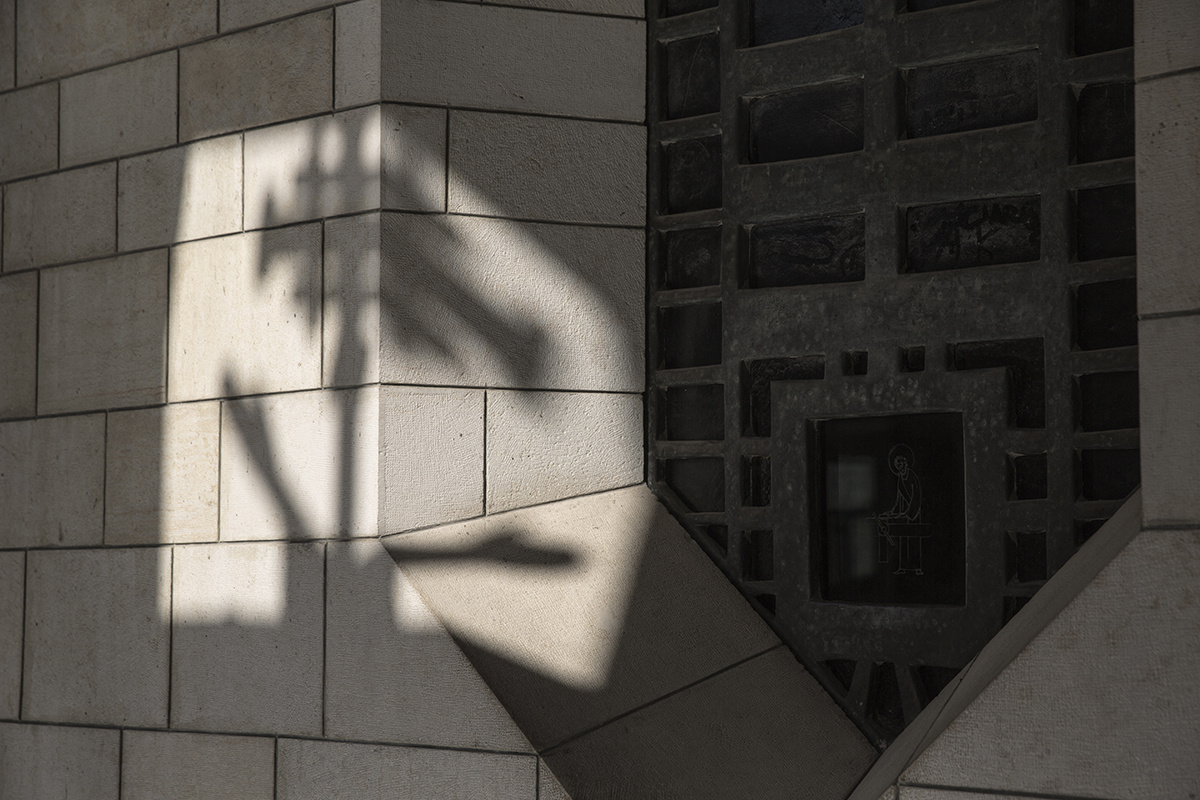 2015年6月15日，有十字架的雕塑的影子印在天使报喜堂的墙上。