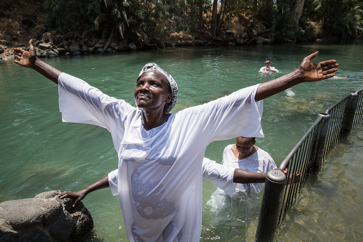 2016年7月20日，一名来自非洲乌干达的信徒在约旦河耶稣受洗地受洗。这名黑人女性告诉我，生活在饱受战乱蹂躏的国度，是耶稣赐给了人民生存下去的勇气。