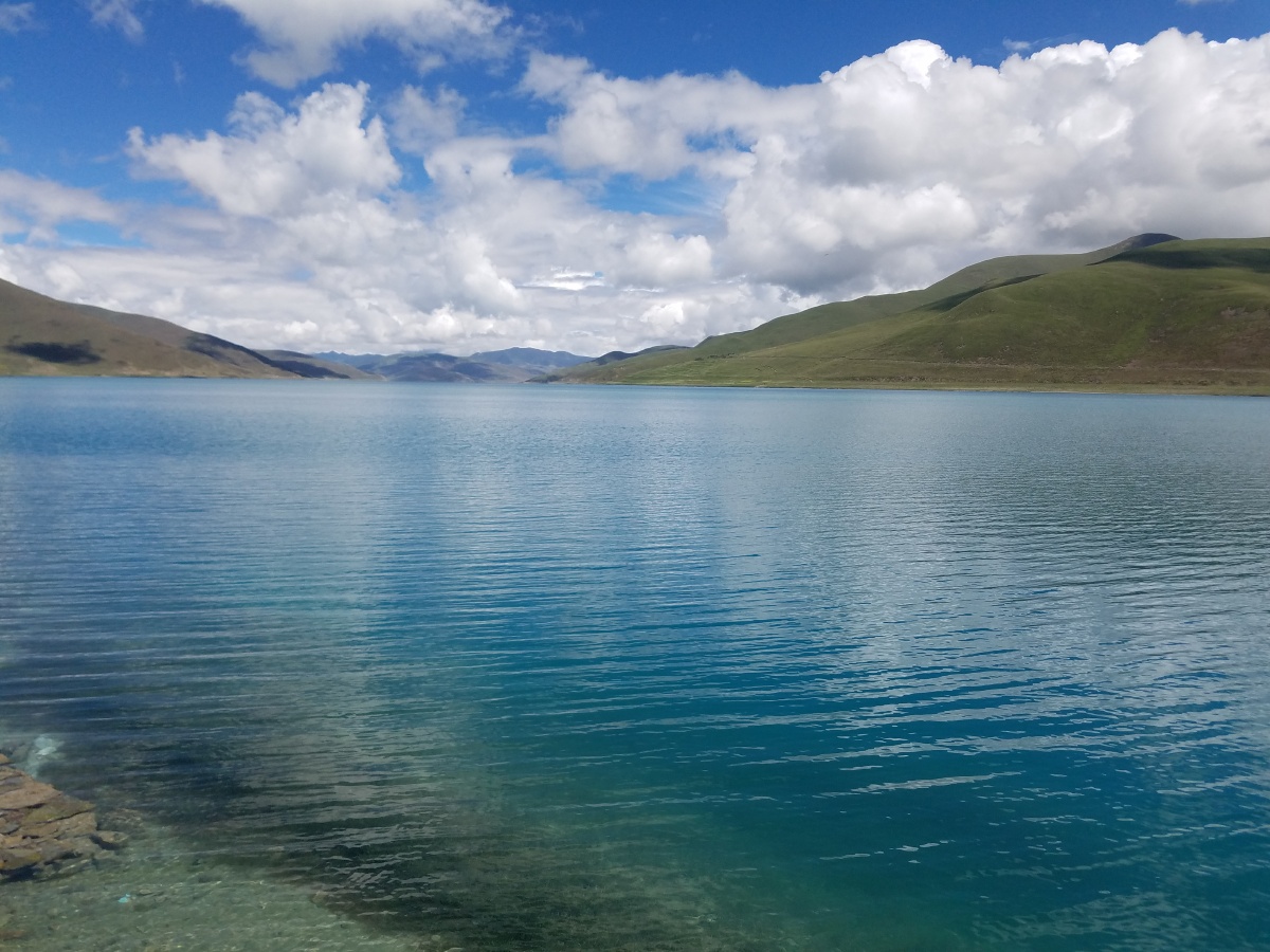 羊湖全景照