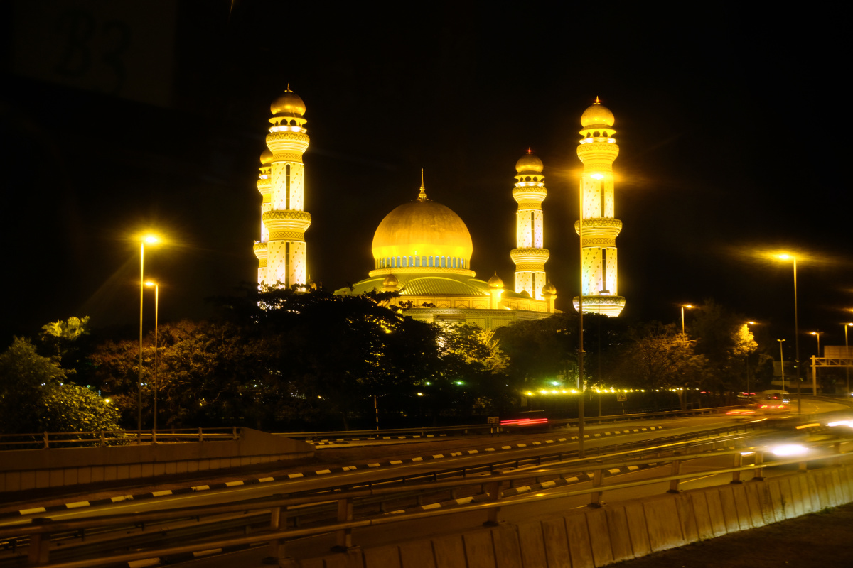 杰米清真寺摄于文莱杰米清真寺夜景是车上抓拍的