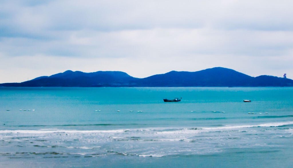 且听海浪低语要上岸/且看船只招摇过远山