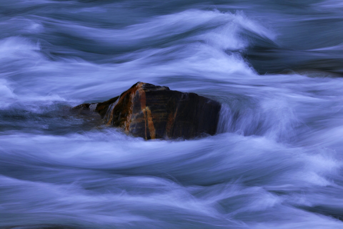独龙江奔腾的河流像发丝一样飘流