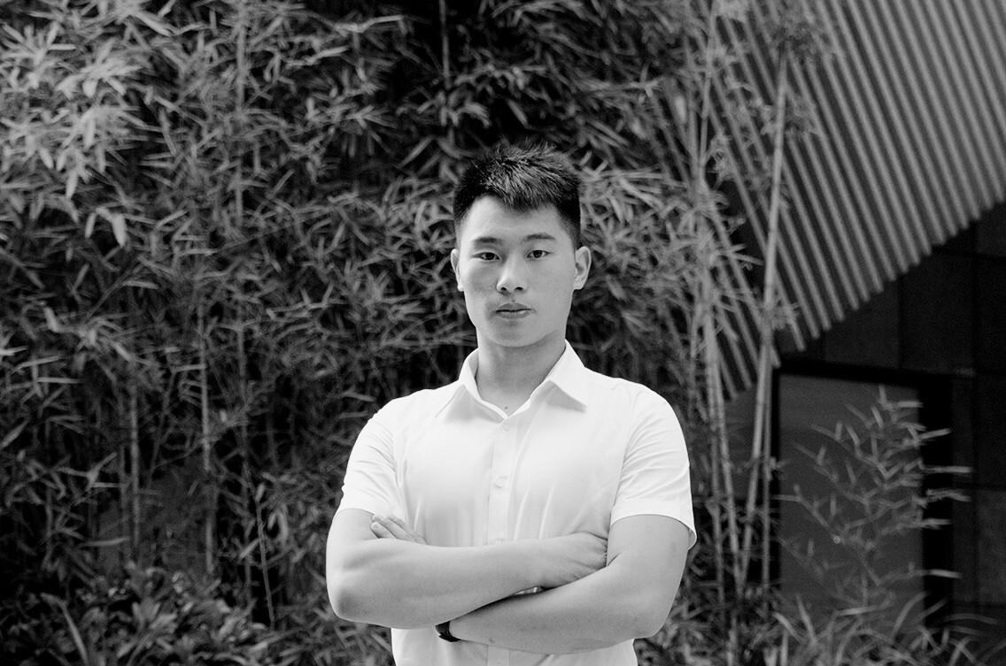 14年毕业后,直接分配到工厂里面<br />
本来要做跟专业有关的事情<br />
当时很年轻,不想在工厂把时间浪费了<br />
就选择做销售<br />
往销售上走,会锻炼到很多,学到很多东西<br />
能够了解人的辛酸<br />
不管是看到别人的还是自己亲身经历的,自己都能体会出来<br />
经历多一点,挫折多一点,收获多一点<br />
<br />
当时正好有同学在这个行业上班<br />
本身自己又喜欢锻炼<br />
一听说了,马上就跑过来<br />
一上就是两年多<br />
走进了不归路<br />
<br />
刚开始很多东西都不会<br />
从厂里面出来,有一种自卑感<br />
接触这个社会,突然感觉适应不了<br />
很难生存,很难适应<br />
只能一步一步地,咬牙坚持过来<br />
最难的时候,心里面最难过的时候<br />
是在外面发单子,发传单<br />
被别人拒绝,还用白眼来看你<br />
<br />
被人拒绝了很难受<br />
过一会转念一想<br />
可能他现在没有健身意识<br />
也许一个月半个月之后可能会有,可能会来找到我办健身卡<br />
这样想了后,情绪就稍微好点<br />
要高兴点,就往好处想<br />
<br />
之前有个客户一直说很忙没有来办卡<br />
月底的时候我们冲业绩<br />
我跟他说还差业绩<br />
那天晚上十点半了,他说他还没下班,他在观音桥上班<br />
我跟他说,大哥,我把卡给你送过来<br />
然后待会儿你取现金给我<br />
他说取现金不得行,只能刷卡<br />
我说,那你等我<br />
我把pos机拿过来,然后把卡给你做好<br />
他说可以<br />
<br />
过去之后,他就问我还差好多业绩<br />
我说还差6千多块钱<br />
他原本只想办一张一年的<br />
最后他办成了三年的,还给他朋友办了一张<br />
我觉得这是我最有成就感最自豪的<br />
<br />
现在比刚开始出来的时候要懂得多多了<br />
自己心理承受能力也强<br />
在健身房待了这么久<br />
专业知识丰富不少,这是永远也跑不掉的<br />
都是自己一直学习积累起来的<br />
<br />
像我们平时很多人含胸驼背<br />
包括走路坐姿就要尽量把背挺直<br />
挺胸抬头收腹<br />
平时多注意饮食,控制饮食<br />
晚上尽量少吃宵夜<br />
白天工作太忙,上班的时候就小跑去上班<br />
要么太远了的话,也可以做公交车<br />
差个两三站,要到站的时候就提前下站<br />
跑个几分钟,这样可以加强自己身体<br />
<br />
每个健身房有每个健身房的不同<br />
现在还要学习他们的专业知识<br />
包括他们的经营模式<br />
因为自己本身是外地人<br />
一个外地人来重庆,有很多东西不懂<br />
包括重庆人的思想<br />
也在慢慢走近,学习<br />
<br />
我是贵州的,山里面来的<br />
山里面本身紫外线比较强,晒得很黑<br />
所以看起来长得比较着急<br />
还有一点就是在外面跑多了<br />
经历的那种沧桑多了,人就会变得老一点<br />
我今年22岁<br />
<br />
遗憾的事情也有<br />
比如有些客户明明想来锻炼<br />
但是可能我没有把他说服,说的话没有把他打动<br />
结果导致他没来锻炼,他的体能体质更加差了<br />
可能隔个三五个月之后,再给我打电话<br />
说他的脂肪肝三高全部都高了<br />
再喊我给他办健身卡,问我能不能帮他快速地瘦下来<br />
这种就比较遗憾<br />
<br />
之前没有服务到<br />
之后再服务的话就有点点偏晚了<br />
不过也不算太晚<br />
有些隔个一两年,两三年再来找你<br />
那个时候就真的晚了<br />
<br />
可能当时是因为自己经验不足,专业知识不够<br />
没有帮助到别人<br />
现在不会了<br />
我会提前给他讲一些健康方面的东西<br />
健身的好处,锻炼的好处<br />
让他真正意识到这个问题<br />
<br />
来重庆的时候是一个人<br />
现在认识了几个朋友<br />
未来两年要找朋友合伙,开一家健身房<br />
一是让自己能够在这里真正站住脚跟<br />
二是为更多的人做贡献<br />
让更多人了解健身房,了解健康<br />
了解自己身体的基本状况,让自己管理自己的身体<br />
我希望社会上更多的人喜欢锻炼,加入锻炼<br />
本来锻炼是一种好事情<br />
让自己产生一个健身意识<br />
远离感冒,改善身体,增强体质<br />
<br />
想把自己身体练好,让自己体能更加强壮<br />
把自己身材练好,让自己更加苗条<br />
可以来找我<br />
帮你指导,或者提供更好的建议<br />
我叫田松<br />
我的电话 17723190041