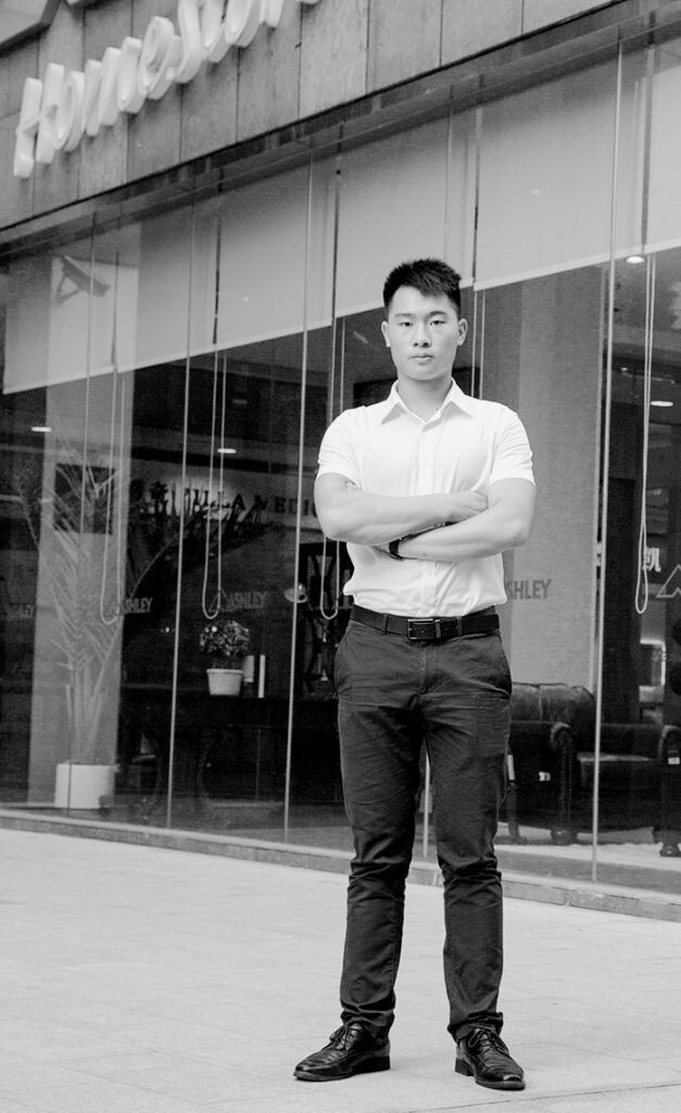 14年毕业后,直接分配到工厂里面<br />
本来要做跟专业有关的事情<br />
当时很年轻,不想在工厂把时间浪费了<br />
就选择做销售<br />
往销售上走,会锻炼到很多,学到很多东西<br />
能够了解人的辛酸<br />
不管是看到别人的还是自己亲身经历的,自己都能体会出来<br />
经历多一点,挫折多一点,收获多一点<br />
<br />
当时正好有同学在这个行业上班<br />
本身自己又喜欢锻炼<br />
一听说了,马上就跑过来<br />
一上就是两年多<br />
走进了不归路<br />
<br />
刚开始很多东西都不会<br />
从厂里面出来,有一种自卑感<br />
接触这个社会,突然感觉适应不了<br />
很难生存,很难适应<br />
只能一步一步地,咬牙坚持过来<br />
最难的时候,心里面最难过的时候<br />
是在外面发单子,发传单<br />
被别人拒绝,还用白眼来看你<br />
<br />
被人拒绝了很难受<br />
过一会转念一想<br />
可能他现在没有健身意识<br />
也许一个月半个月之后可能会有,可能会来找到我办健身卡<br />
这样想了后,情绪就稍微好点<br />
要高兴点,就往好处想<br />
<br />
之前有个客户一直说很忙没有来办卡<br />
月底的时候我们冲业绩<br />
我跟他说还差业绩<br />
那天晚上十点半了,他说他还没下班,他在观音桥上班<br />
我跟他说,大哥,我把卡给你送过来<br />
然后待会儿你取现金给我<br />
他说取现金不得行,只能刷卡<br />
我说,那你等我<br />
我把pos机拿过来,然后把卡给你做好<br />
他说可以<br />
<br />
过去之后,他就问我还差好多业绩<br />
我说还差6千多块钱<br />
他原本只想办一张一年的<br />
最后他办成了三年的,还给他朋友办了一张<br />
我觉得这是我最有成就感最自豪的<br />
<br />
现在比刚开始出来的时候要懂得多多了<br />
自己心理承受能力也强<br />
在健身房待了这么久<br />
专业知识丰富不少,这是永远也跑不掉的<br />
都是自己一直学习积累起来的<br />
<br />
像我们平时很多人含胸驼背<br />
包括走路坐姿就要尽量把背挺直<br />
挺胸抬头收腹<br />
平时多注意饮食,控制饮食<br />
晚上尽量少吃宵夜<br />
白天工作太忙,上班的时候就小跑去上班<br />
要么太远了的话,也可以做公交车<br />
差个两三站,要到站的时候就提前下站<br />
跑个几分钟,这样可以加强自己身体<br />
<br />
每个健身房有每个健身房的不同<br />
现在还要学习他们的专业知识<br />
包括他们的经营模式<br />
因为自己本身是外地人<br />
一个外地人来重庆,有很多东西不懂<br />
包括重庆人的思想<br />
也在慢慢走近,学习<br />
<br />
我是贵州的,山里面来的<br />
山里面本身紫外线比较强,晒得很黑<br />
所以看起来长得比较着急<br />
还有一点就是在外面跑多了<br />
经历的那种沧桑多了,人就会变得老一点<br />
我今年22岁<br />
<br />
遗憾的事情也有<br />
比如有些客户明明想来锻炼<br />
但是可能我没有把他说服,说的话没有把他打动<br />
结果导致他没来锻炼,他的体能体质更加差了<br />
可能隔个三五个月之后,再给我打电话<br />
说他的脂肪肝三高全部都高了<br />
再喊我给他办健身卡,问我能不能帮他快速地瘦下来<br />
这种就比较遗憾<br />
<br />
之前没有服务到<br />
之后再服务的话就有点点偏晚了<br />
不过也不算太晚<br />
有些隔个一两年,两三年再来找你<br />
那个时候就真的晚了<br />
<br />
可能当时是因为自己经验不足,专业知识不够<br />
没有帮助到别人<br />
现在不会了<br />
我会提前给他讲一些健康方面的东西<br />
健身的好处,锻炼的好处<br />
让他真正意识到这个问题<br />
<br />
来重庆的时候是一个人<br />
现在认识了几个朋友<br />
未来两年要找朋友合伙,开一家健身房<br />
一是让自己能够在这里真正站住脚跟<br />
二是为更多的人做贡献<br />
让更多人了解健身房,了解健康<br />
了解自己身体的基本状况,让自己管理自己的身体<br />
我希望社会上更多的人喜欢锻炼,加入锻炼<br />
本来锻炼是一种好事情<br />
让自己产生一个健身意识<br />
远离感冒,改善身体,增强体质<br />
<br />
想把自己身体练好,让自己体能更加强壮<br />
把自己身材练好,让自己更加苗条<br />
可以来找我<br />
帮你指导,或者提供更好的建议<br />
我叫田松<br />
我的电话 17723190041