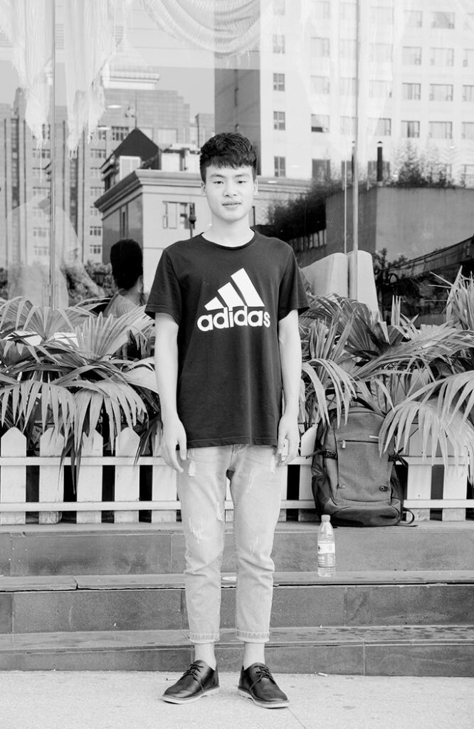我学的数控专业,毕业后做了很多工作。坎坷很多,不可能一路平坦。我没有什么可以放弃的,就是不想过平淡的生活,希望人生多一些坎坷,多一点乐趣。我想要的那种生活不可能顺风顺水,人生就这么几十年,还是要多经历。<br />
<br />
比如有一回我出去,钱包掉了,手机也没带。路程很远,完全没办法,全靠自己走了几个小时走回来,这也是一种坎坷。<br />
<br />
遗憾的事情就是自己会长时间的犯懒,长时间迷茫,间歇性的满腔热血。我没有太多的恒心,所以要多历练。<br />
<br />
以前上网打游戏太疯狂太频繁了,所以导致出现这些状况。现在我都没怎么玩游戏,娱乐一下可以,放松一两个小时,不能一天玩到黑那种。以前上网都是每个月省吃俭用,从生活费里面扣,吃得不好,把钱拿去冲游戏,感觉自己很能吃苦,但是用在了游戏上。现在再也不想过那种生活了。<br />
<br />
我觉得自己现在很幸福,家庭比较温暖,做什么事情父母都支持。一般还是要先问一下好坏,好的事情会大力支持,不好的事情会提醒警告我。刚毕业的时候从事了几个工作他们都帮我看了,还说做人要有理想,要找就找那种发展空间大的,如果吊儿郎当的肯定不得支持。<br />
<br />
有一次在一个健身房里面上班,工作还可以,但是我们店长太抠了。我们那个浴巾手巾都要拿到固定洗衣房去洗,50张的数量,他喊我们填30张。洗衣房查到多出来20张的话,我们要赔钱。这种做法太不科学,感觉做人不能太老实,要被欺负。最后我做了十多天就走了。我还是希望能找个人性化一点的公司,人比较友善,也很团结,就像我现在做的这份工作。<br />
<br />
我觉得要珍惜每一份工作,现在找工作不好找,出去应聘工作,虽然有很多公司店铺需要人,但那些肯定不是你想要的。找一个你心中理想的,做起开心的有奔头的就可以。反正要珍惜不能浪费机会,主要是看你自己内心怎么想,你为什么从事这个工作,自己喜欢,坚持就对了。<br />
<br />
图文版权归“一天一会”所有,如有阅读不适,欢迎反馈,QQ:1833739930