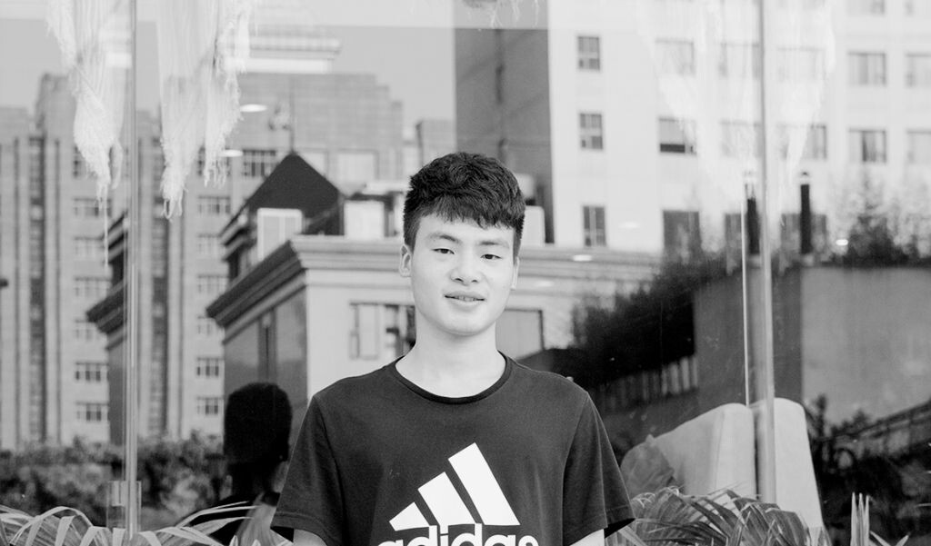 我学的数控专业,毕业后做了很多工作。坎坷很多,不可能一路平坦。我没有什么可以放弃的,就是不想过平淡的生活,希望人生多一些坎坷,多一点乐趣。我想要的那种生活不可能顺风顺水,人生就这么几十年,还是要多经历。<br />
<br />
比如有一回我出去,钱包掉了,手机也没带。路程很远,完全没办法,全靠自己走了几个小时走回来,这也是一种坎坷。<br />
<br />
遗憾的事情就是自己会长时间的犯懒,长时间迷茫,间歇性的满腔热血。我没有太多的恒心,所以要多历练。<br />
<br />
以前上网打游戏太疯狂太频繁了,所以导致出现这些状况。现在我都没怎么玩游戏,娱乐一下可以,放松一两个小时,不能一天玩到黑那种。以前上网都是每个月省吃俭用,从生活费里面扣,吃得不好,把钱拿去冲游戏,感觉自己很能吃苦,但是用在了游戏上。现在再也不想过那种生活了。<br />
<br />
我觉得自己现在很幸福,家庭比较温暖,做什么事情父母都支持。一般还是要先问一下好坏,好的事情会大力支持,不好的事情会提醒警告我。刚毕业的时候从事了几个工作他们都帮我看了,还说做人要有理想,要找就找那种发展空间大的,如果吊儿郎当的肯定不得支持。<br />
<br />
有一次在一个健身房里面上班,工作还可以,但是我们店长太抠了。我们那个浴巾手巾都要拿到固定洗衣房去洗,50张的数量,他喊我们填30张。洗衣房查到多出来20张的话,我们要赔钱。这种做法太不科学,感觉做人不能太老实,要被欺负。最后我做了十多天就走了。我还是希望能找个人性化一点的公司,人比较友善,也很团结,就像我现在做的这份工作。<br />
<br />
我觉得要珍惜每一份工作,现在找工作不好找,出去应聘工作,虽然有很多公司店铺需要人,但那些肯定不是你想要的。找一个你心中理想的,做起开心的有奔头的就可以。反正要珍惜不能浪费机会,主要是看你自己内心怎么想,你为什么从事这个工作,自己喜欢,坚持就对了。<br />
<br />
图文版权归“一天一会”所有,如有阅读不适,欢迎反馈,QQ:1833739930