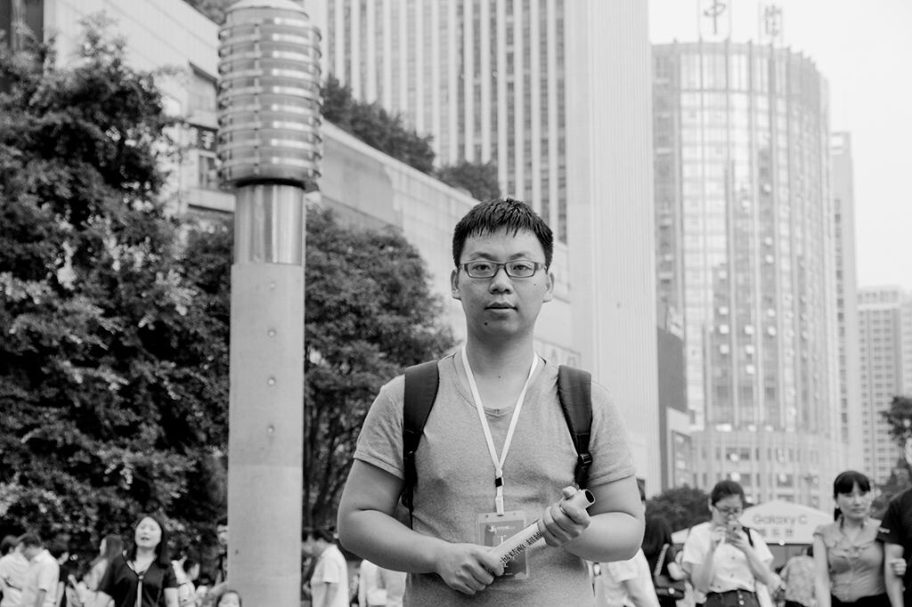正月高与你一天一会，每天一个鲜活的街头故事，品尝普通人的原滋原味原生态。<br />
<br />
因为工作一直没找着，又不能一直找家里要钱，所以现在就来做这个兼职。这个工作更多的是碰运气，平时认真地做，一天都没有人来，那天刚来签到的时候，我只是举着单子，就有客户直接过来，然后也算是自己的业绩。<br />
<br />
我学机械专业，想做机械方面的，但是专业又不是特别好，学得不是特别过关，一直没有找到合适的工作，现在还是想做一些关于项目一类的。我自己做了简历，也看了同学做的简历，我觉得还是能体现自己的优势。其实我做了两份，一份比较全面，一份简洁一点，根据不同的情况来投，结果投了很多份，石沉大海，效果都不好。<br />
<br />
本来在学校混得还可以，在外面出来找工作的时候，太不一样了，自己的优势体现不出来。可能你并不怎么样，能力并不突出，只是你有工作经验，或者之前做过这个行业，比你在学校做得多好都有优势。所以说现在大家看简历只看两个方面，第一看你什么学校毕业的，第二看你有没有这方面的经验，其他的基本上白扯。另外的话，除非你有人，另外给你安排了。<br />
<br />
我们这个专业毕业的大部分从事的本专业，一小部分做其他的，比如教育类，也有做销售的。但是销售做出名堂的好像没有听说过。如果能够做本专业，进个工厂还是不错。现在很多工厂都骗人，去了之后才发现招一线工人，让你从一线做起，而且在面试的时候本来说得好好的，签合同的时候就变成了从基层做起，而且签五年，你愿意干吗？<br />
<br />
五年之内完全就是一个普工，没有任何余地，这样的话真的断了很多刚毕业出来学生的念想，五年之后不给你升职加薪呢，五年已经错过最佳找工作的时候，你不得不留在那里。但是继续留下去，他又没什么前途。我遇到过这样的情况，当时没有签，我有同学在那里干着，现在他一直想找其他的工作。<br />
<br />
我之前投了一个公司，公司规模挺大，在重庆属于新兴的，他去工商大学招聘的时候我就投了，然后没有要我。后来我在网上发现他在招人，我又投了，还是没有接受。我本来想去他那里做的，但是并没有什么用。我们这个专业更多是选择汽车方面，但是汽车行业又很需要工作经验，所以一直都找不着。<br />
<br />
其实最好的是进研发部门，不过想进这些部门，厂子里没有人的话是进不去的，最简单的是英语外语方面有要求，工作经验要三到五年，他不会把刚毕业的小白一点点培养起来，你必须带着技能去，靠着你的技能吃饭，没有培养人才这一说法。之前在学校一直憧憬着，到一家公司，踏踏实实地干，等着他培养我，现在发现，他并不培养你。<br />
<br />
而且很多招聘机械的面试，他说，你性格太外向了，可能更适合做一个项目管理方面的工作，同等条件下我不会选你，因为你性格太外向了。这就相当于直接拒绝你，他说只有性格稍微内向点，人才会比较安静，才会稳住性子。我说他都没用过我，怎么就知道我稳不住性子呢。<br />
<br />
其实现在做这个工作目的就是为了赚钱，出来了不可能再找家里拿钱，在学校里面日子过得很潇洒，都是父母给钱嘛，只要不大手大脚花，给的那些钱足够生活。现在每个月都犯愁，房租，水费，电费，物业费，这个费那个费，就犯愁这些了。因为我在袁家岗那边租了个房子，出来这么久找工作都没找到，好一点的是，我出来后就没找家里要过钱了，不好的就是我到现在也没有存下什么钱，还在为着那些费犯愁。<br />
<br />
我觉得找工作，其他专业不知道，对于我们机械专业来说，如果不想太多奔波，不想太累的话，找个厂子，进一些研发部，或者是生产部，只要不是当工人，待遇福利还可以，能够进去的就进去，不要想太多了。大公司没有人一般是进不去的。尽量少走销售，这一行水太深了，销售这行只要认识人，或者提前干过，你在大学里面学的那些东西完全用不到，相当于大学白读了。<br />
<br />
大学用到的东西不如在社会上多会为人处世一点，如果找工作少找这一行，要不然读大学没有意义，正规公司销售我没有做过，可能又不一样，我指的是普遍一点的，我做过的这些销售。<br />
<br />
结束语：越是在年轻时勇敢给自己一击，越能够与成功站在一起。正月高（QQ：1833739930）与你同行，勇攀职业高峰。