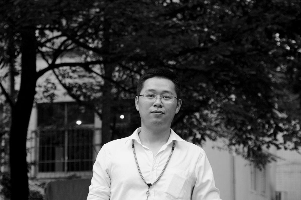 正月高与你一天一会，每天一个鲜活的街头故事，品尝普通人的原滋原味原生态。<br />
<br />
我认为找工作最开始并不一定能找到适合的，首先可以每个行业都尝试一下，做了一段时间后，虽然喜欢工作的内容，但是感觉职场关系或者各个方面，让你在公司并不愉快，那么就换一家公司，可能会选择很多行业。大方向确定了，再去选择更细微的工作。比如说金融行业，板块很多，证券基金银行保险等等，太多了。我就换了很多，现在在做理财产品，做久了就会有很多渠道，不会让你的工作枯燥，而且也有不同的收入来源，这样相对来说会好些。<br />
<br />
其实只要把今天过好，把明天准备好就行了，昨天的事情又改变不了，就像我今天看的一个鸡汤小视频，关于年轻人跟老人的对话。年轻人把目标实现了多少并不重要，最主要是把今天过好，但不能耍起过。每个人不一样，自己想要啥子生活，只要自己朝着那个方向努力，必然会得到啥子。<br />
<br />
工作中我遇到的师傅比较好，我不懂的事情问他，师傅都会帮忙，就看你遇到的人，遇到的事，有些师傅他不会告诉你。刚工作最开始真的要少说多看多听，说不定你一句话就得罪了很多人，年轻人都会发些牢骚。但你的一句话在管理层看来就不一样，无意间的一句话，会让他们觉得你在反对他们。长此以往如果你没察觉，没有意识到自己的问题，要么只有out，要么只有闪人，自己换工作。<br />
<br />
主要是慢慢地去悟，刚出来的时候是菜鸟，现在是老鸟了。在办公室还是要做跟公司相关的事情，要给管理层看到你在做事，你出来在外面的时间，他们并不晓得你在做啥子，他们根本就看不到。所以在办公室的时间，至少要给他们一个印象分，不管是说话做事。如果想锻炼自己，要勇于去接受公司的任务，主动帮些忙，会更加磨练自己，锻炼自己的能力。如果你就想平平稳稳的过也可以。<br />
<br />
就好比我女朋友最开始比较粘人，要去改变她的话，甜言蜜语少不了的，糖衣炮弹给她轰炸，她高兴了，再慢慢地沟通引导。她最开始不能接受，有个过程。换一种相处方式，慢慢地磨合，现在她比较听话。工作需要磨合，感情也一样，两个人相处更要磨合。<br />
<br />
我老家綦江的，来重庆很多年了，从大学开始。毕业后去过山东河南，当时帮亲戚做生意，他们对我的工作能力还是满意的。但是我吃不惯那边的东西，麻辣不是麻辣，吃起来没有那个味道，面食也吃不惯。就回来了，还是在这边习惯点。我有个朋友去上海帮他亲戚，做了两年时间，还是因为不习惯也回来了。因为到了一个阶段才会晓得自己最终选择住在哪里。有些人出去闯，是因为他们做了那个行业，迫于工作关系，要经常去外面出差，最好是在自己适应的地方好一些，在外面积累了人脉，换个地方就没有了，又要重新积累人脉。<br />
<br />
我有个哥子，四十几岁了，二十几年前在雅马哈工作，他们公司喊他去日本深造学习。那个时候在上海，一个月工资就有七八千。但是后面最终选择回到重庆，现在还没有当时的工资高，只有五六千。只不过他觉得现在过得踏实。在上海，他周围的朋友很多，那时候算是高薪，回来了，很平淡了，他周围的朋友少了。在你高薪的时候，别个会来跟你讨教经验，因为你在别人眼中是成功的，但是现在别个就觉得，你的经验对他没有指导和帮助。<br />
<br />
就像高考，很多人会去采访理科文科状元，为啥子，别个拔得头筹，学习方法肯定会有借鉴之处。但是每个人的方法都不一样，有可能别个用了这些方法并不能达到一样的效果，有些家长不能理解。为什么自己的娃儿模仿别个的，那些状元的方法习惯，但是他们达不到那样的高度，可能只算中上，上都算不到，你可以去学习别个的，但不能生搬硬套。每个家庭不一样，考虑的因素太多了，要取其精华去其糟粕，融合自己的，适合自己的才是最好的。所以要慢慢地寻找，找到适合自己的那就是最好的。<br />
<br />
我希望自己前面几年累点，到三十多岁就退休，差不多还有十多年时间，照我现在的状态下去，完全够了。有些人四十多岁还在拼，就看他是怎么规划选择，每个人有不同的活法，这个都无所谓。最主要是自己开心，首先是开心。我有个做工程的朋友，他说我是他认识的最小的一个朋友，这就跟圈子有关。<br />
<br />
很多人理解的成功人士其实更努力，他们一觉睡到九点过，吃完早饭，十点十一点才到公司，下午两三点就出去了。这是他们平常不忙的时候。忙起来了，除开睡，基本上吃住都在公司，有时候一个月十多天，只有在公司才找到他。在外面是找不到他的，他应酬很少，因为业务来了，甚至有时候半夜两三天还在忙。<br />
<br />
为什么普通人接触不了他们，像我们上下班朝九晚五的，别个晚上做事的时候，你在做什么？看电视，耍手机，打游戏，要么睡觉去了。<br />
<br />
结束语：你不会，是因为不知道。你不进步，只能永远看着别人成功。越是在年轻时勇敢给自己一击，越能够与成功站在一起。正月高（QQ：1833739930）与你同行，勇攀职业高峰。