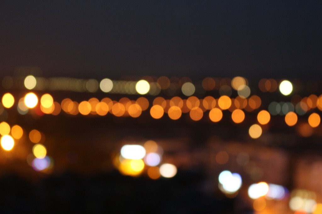 夜色中城市的灯光……