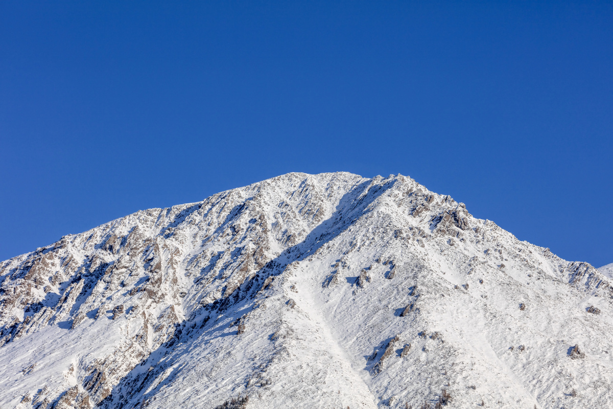 蓝天下的雪峰新疆禾木蓝蓝的天空万里无云天空下的雪山是那麼的宁静