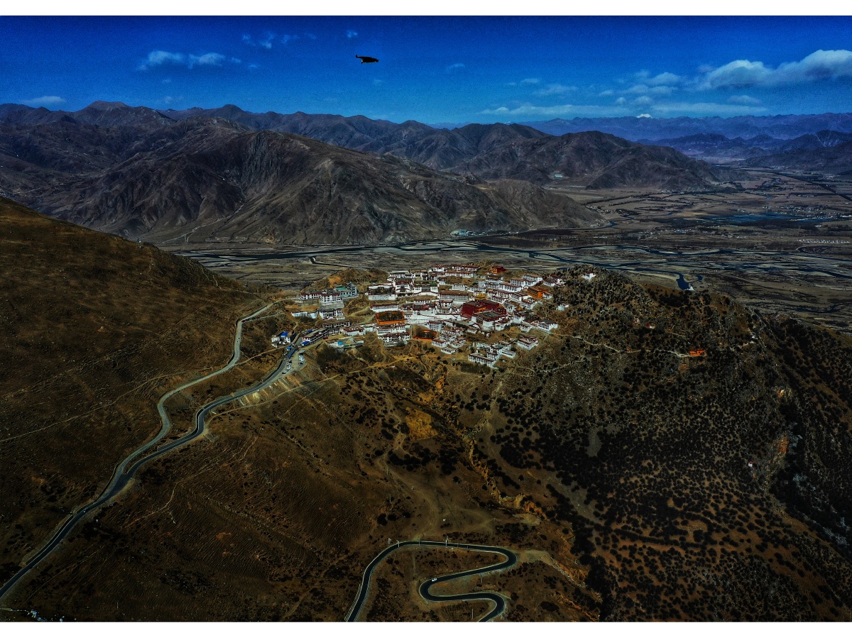 路好曲折,甘丹寺