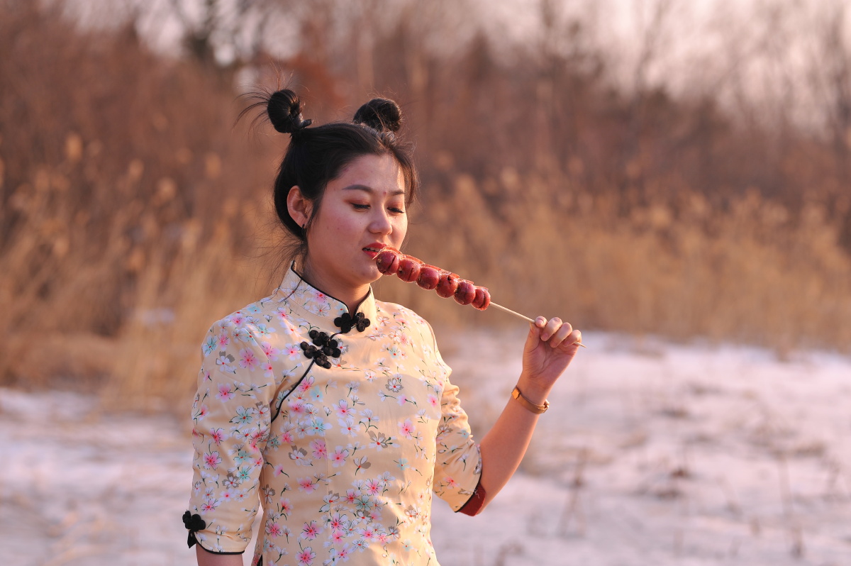 吃糖葫芦的女孩