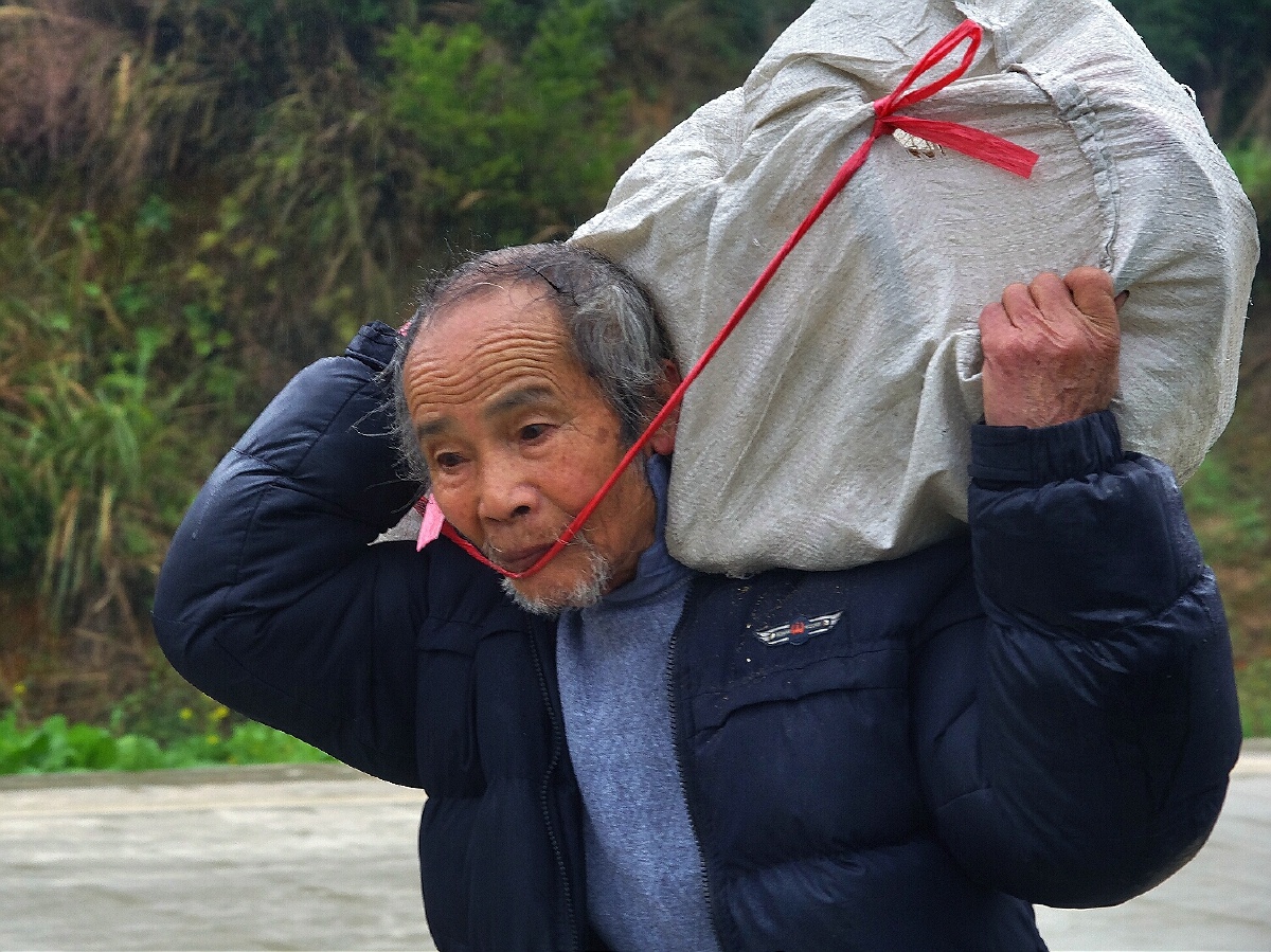 赶路 br /> 说明:背着东西赶路的老人的肖像 br /> 2013年2月13日