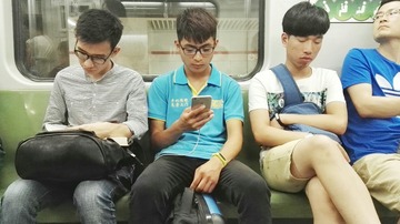 498205