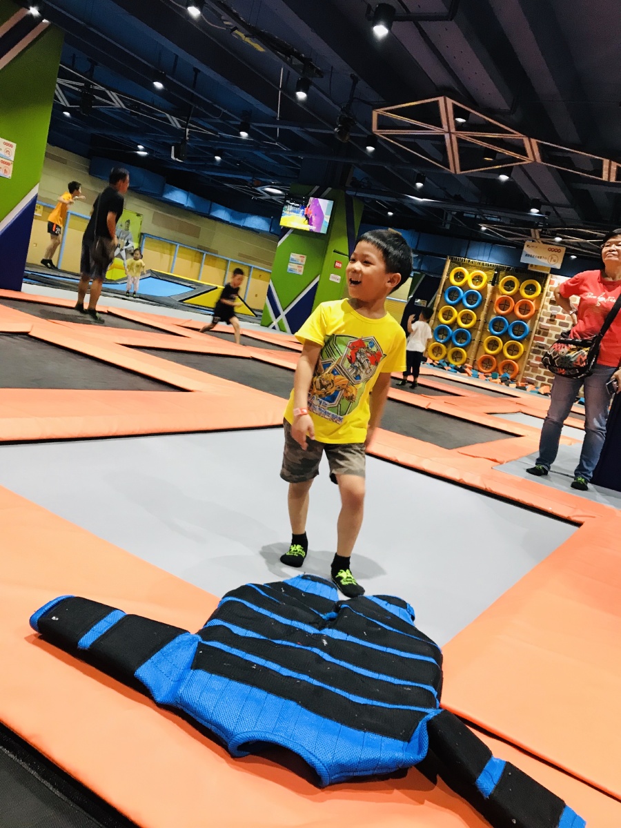 蹦床公园带娃来玩一下就热了秋冬好去处