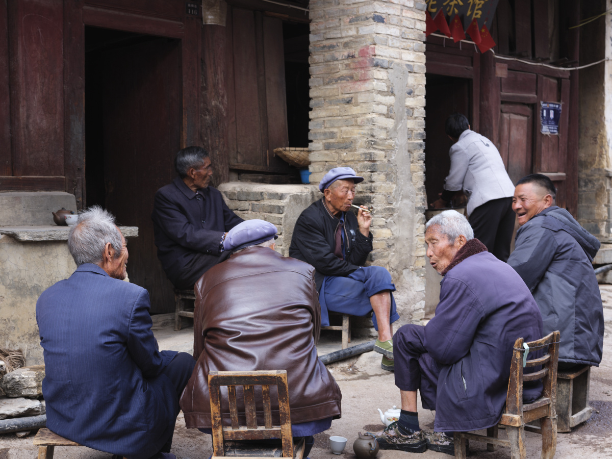 喝茶聊天的老爷子们