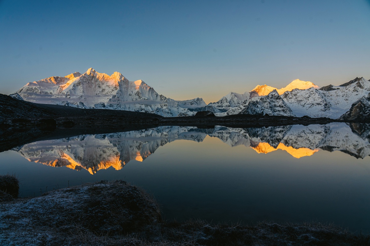 措学仁玛的日照金山运气真的不错从左向右依次是马卡鲁峰珠穆朗卓洛子
