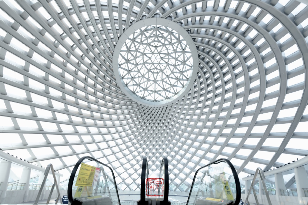 高铁站,钢架结构从这个特定角度观看,组成了心形.