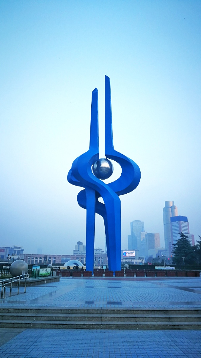 随手拍路过济南看一眼齐鲁之根上次到济南时这座大厦还没有建好外墙还