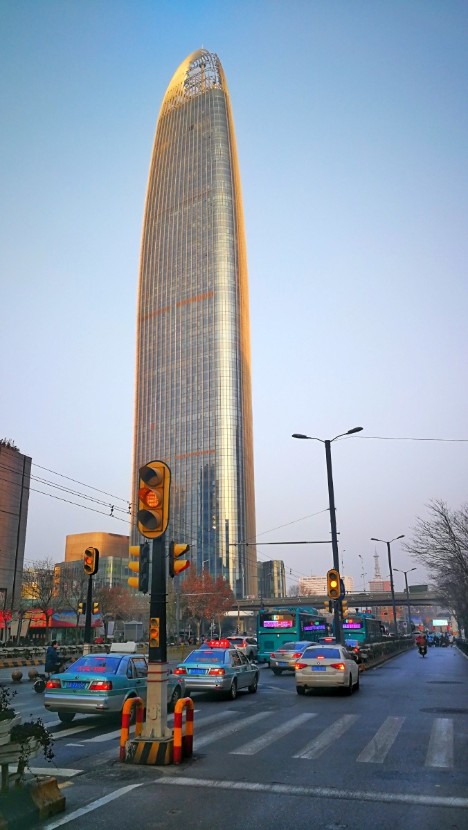 随手拍路过济南看一眼齐鲁之根上次到济南时这座大厦还没有建好外墙还