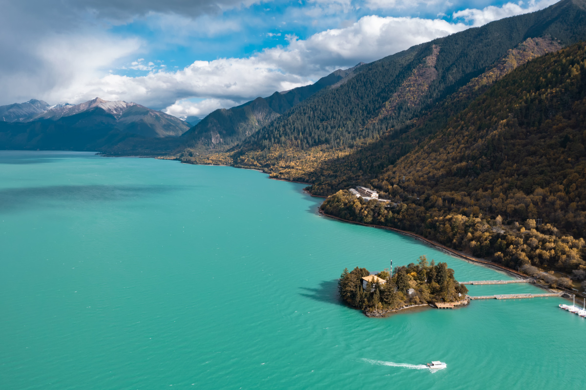 巴松措湖心岛秋景
