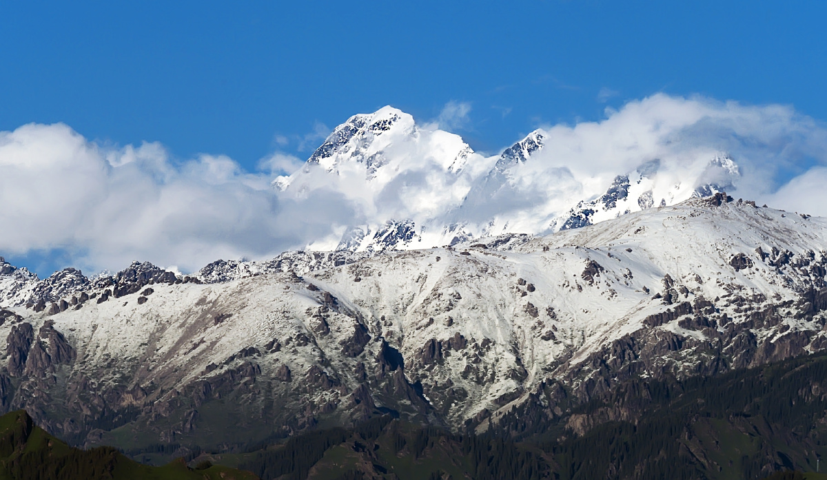 又见博峰博格达峰海拔5445米终年积雪被称为圣山