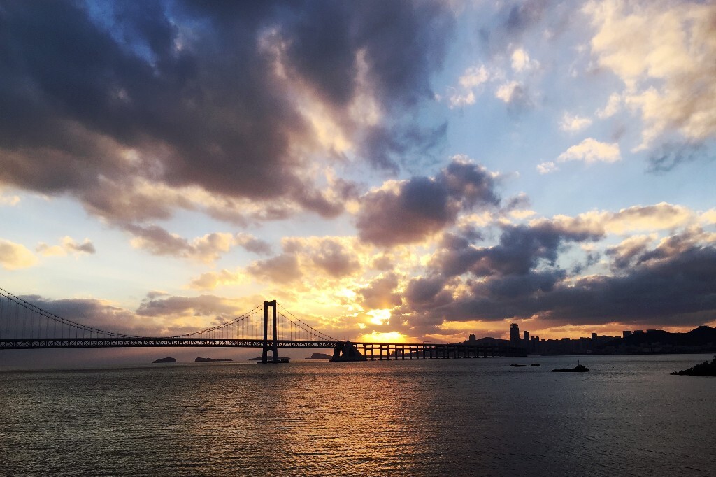 环境污染加剧的今天<br />
能看到这般绝美的夕阳已是难以想象的奢侈<br />
我看到，我拍下，我铭记，我珍惜，足矣。