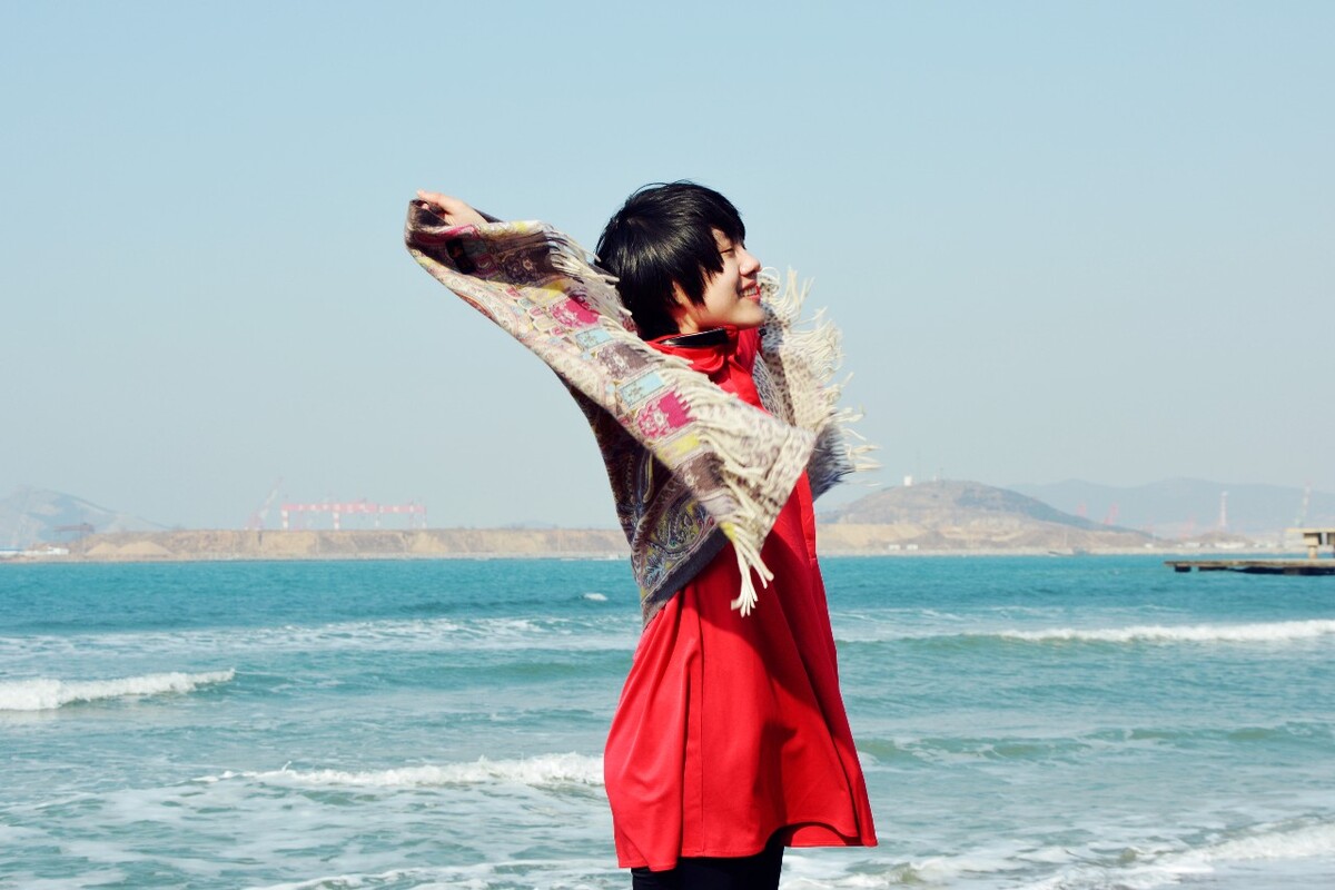 蓝天，碧海，寒风，红裙，微笑。<br />
新年第一天，去海边吹吹寒风，尽管冻得瑟瑟发抖，但还是留下一个微笑吧。多年之后，没人会记得此刻的寒意，只会看到这一刻的笑靥。