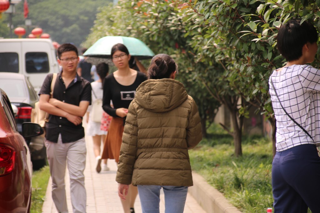 武汉30度的高温偶遇穿着棉服的人。