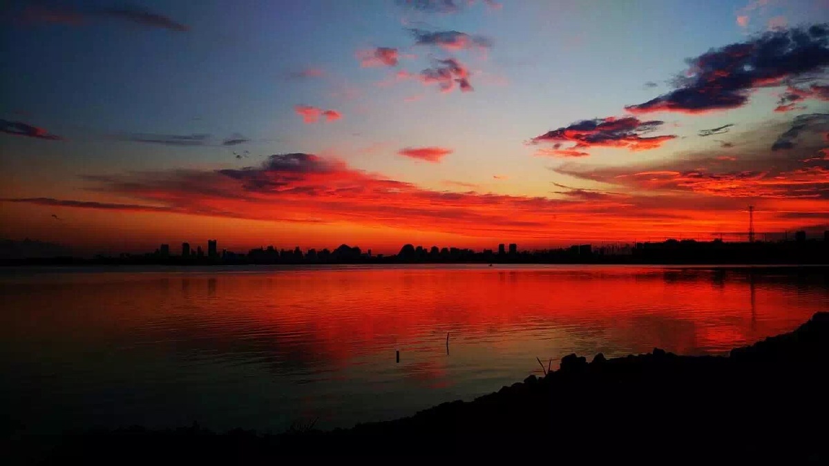 白云也有一侧被染成红色.整体上.光与影的交互效果极佳.