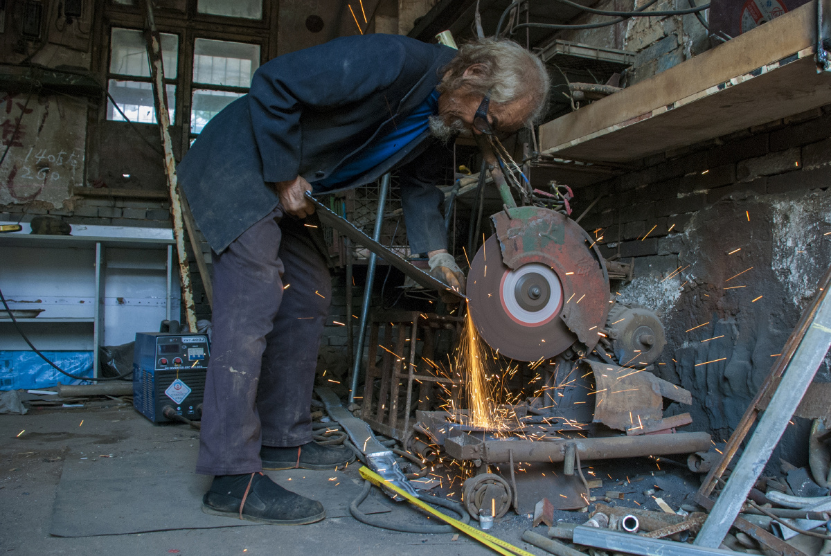 80岁高龄的老焊工