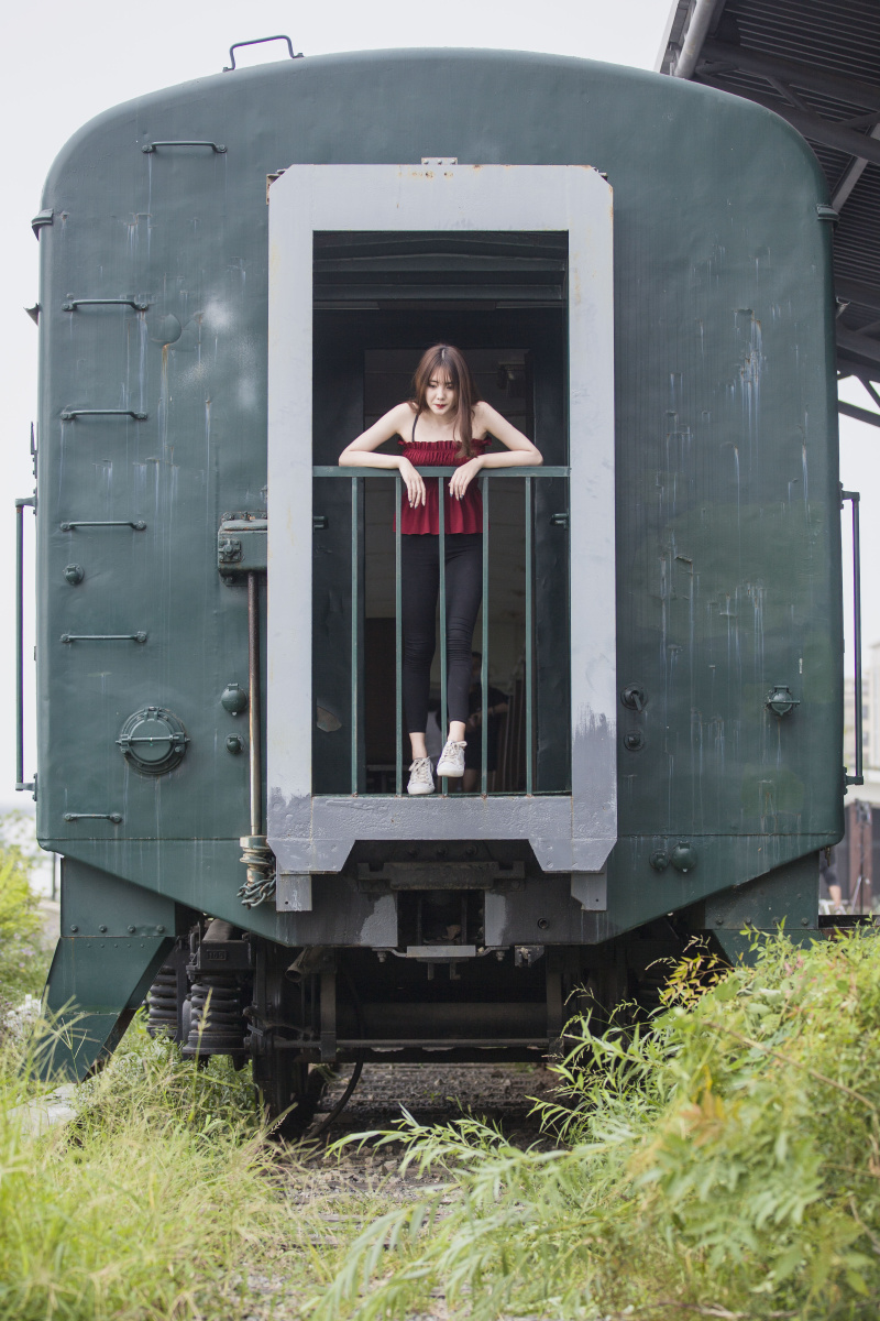 绿皮火车上的小姐姐