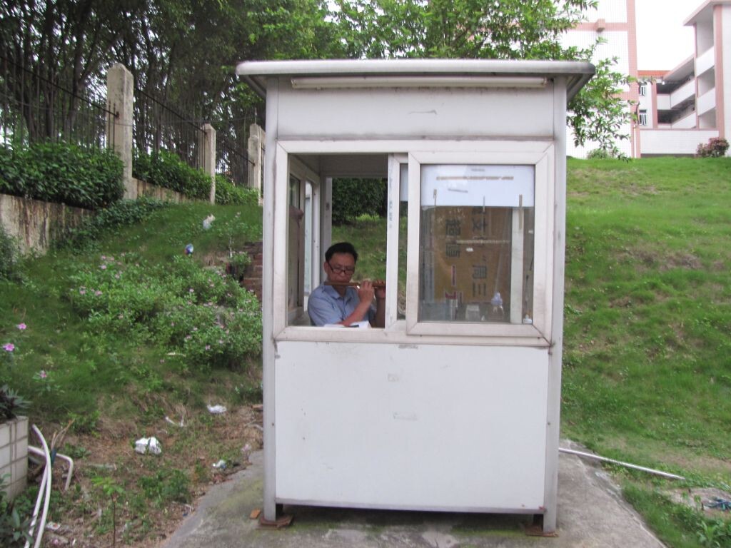 保安室的大叔用笛子吹奏着对音乐的爱好与追求