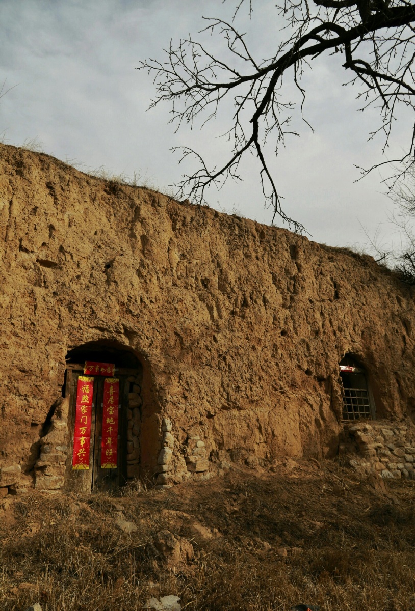 虽说这土窑洞早已不能住人,但还是有人给它添上一抺红.