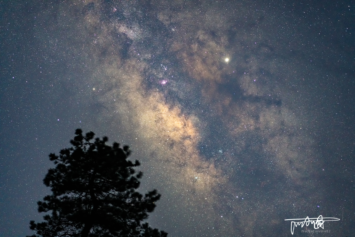 繁星点点,55拍的星空细节就是丰富,这是要上赤道仪的节奏啊,败家败家