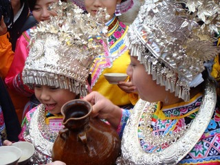 苗族小姑娘敬酒