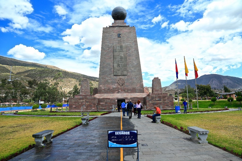 在基多附近的赤道纪念碑，全世界建立赤道纪念碑的只有两个国家，一个在印尼，一个在这里
