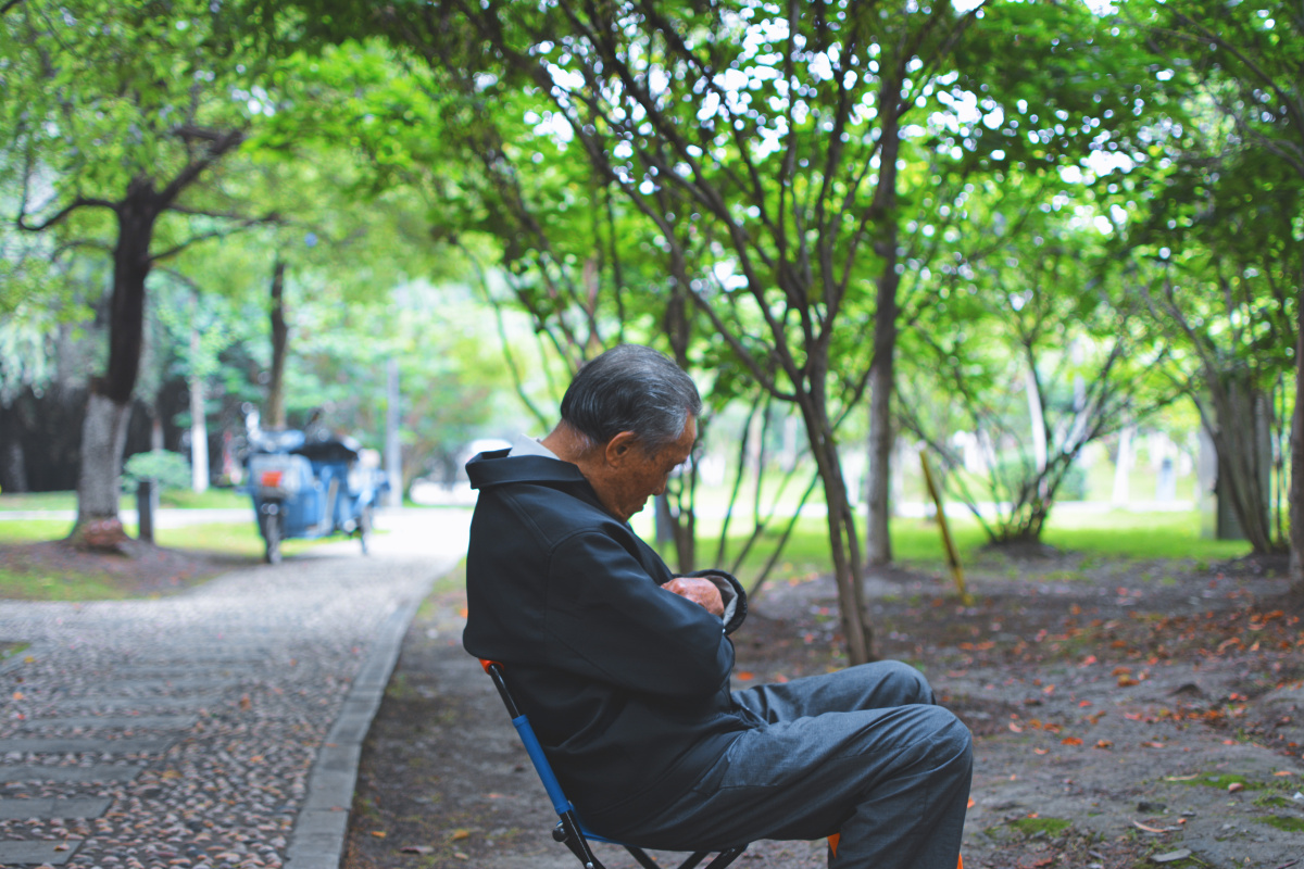 抓拍公园眯一会的大爷