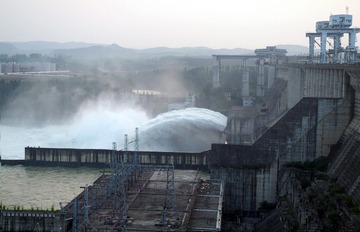 2005年丹江口大坝泄洪场景    2