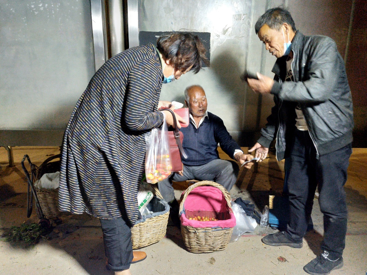 82岁老人摆摊卖樱桃