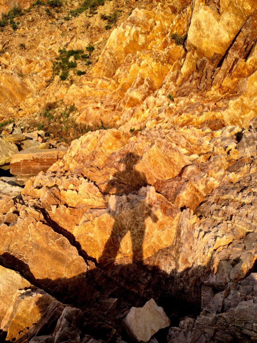 夕阳西下山下面,正在采风的我无意间发现夕阳照射中己的影子投在山崖