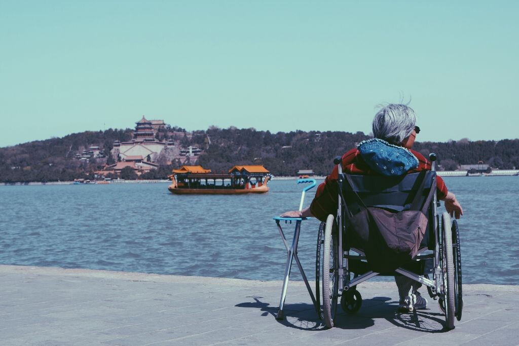 岁月渐逝<br />
愿你安好