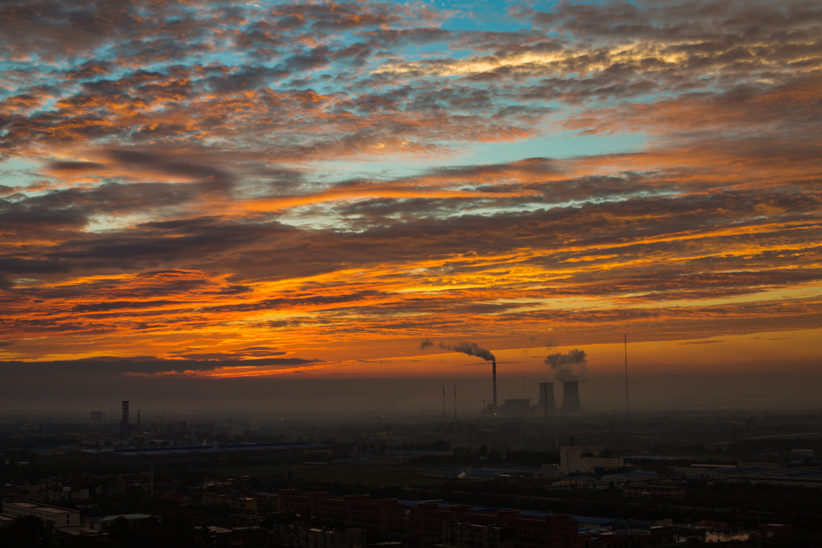很少在河南看到这样美丽的雨后斜阳充满了迷幻只是可惜没有广角镜头